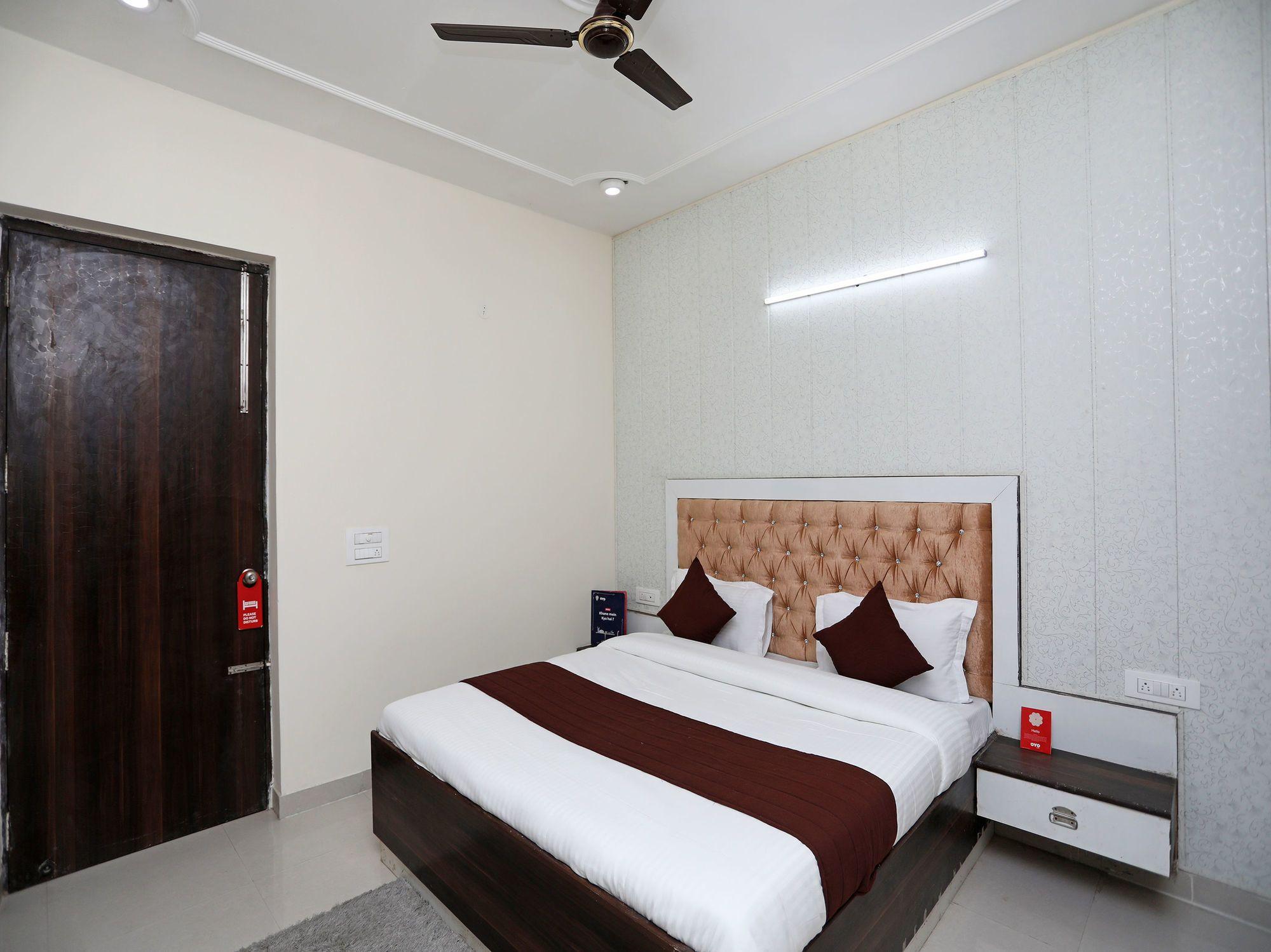 Oyo 13555 Amber Inn Гургаон Екстериор снимка